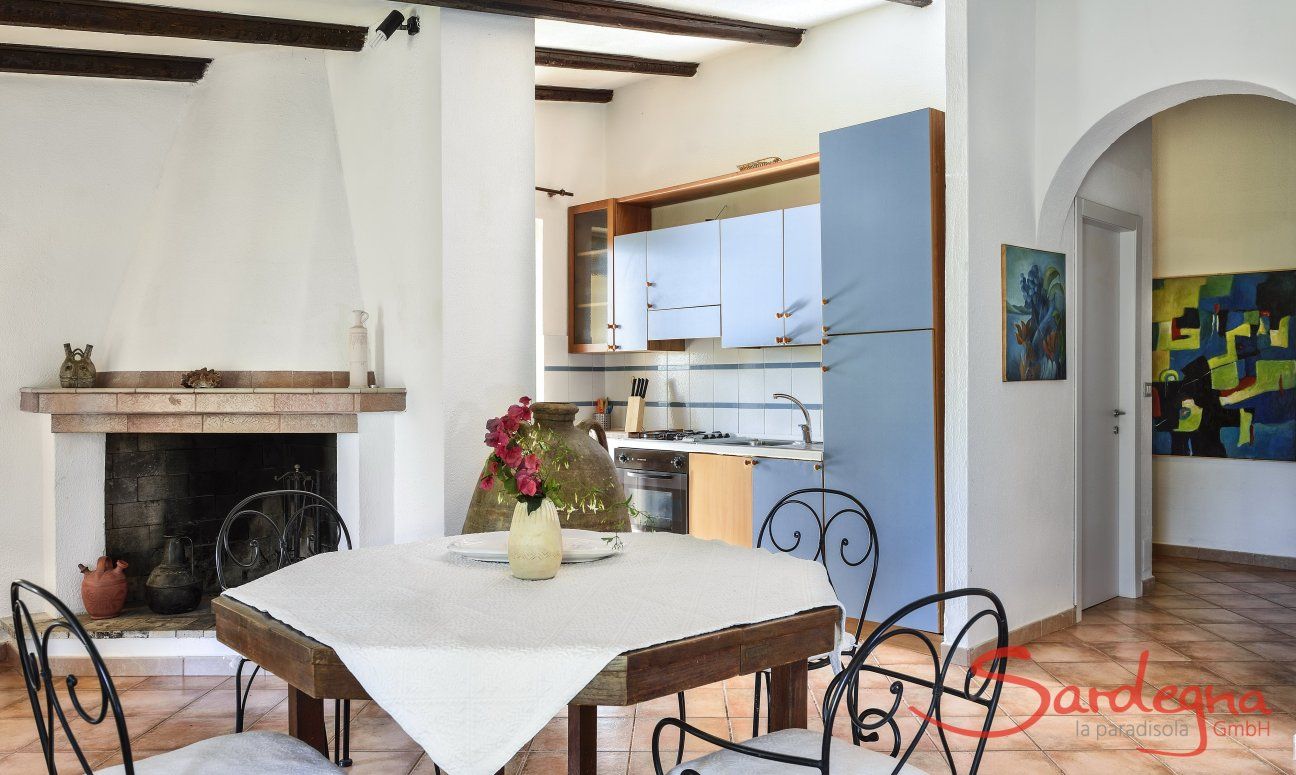 Villa La Viola | Living area with fire place, dining table and kitchen Living area with chimney, dining table and kitchen