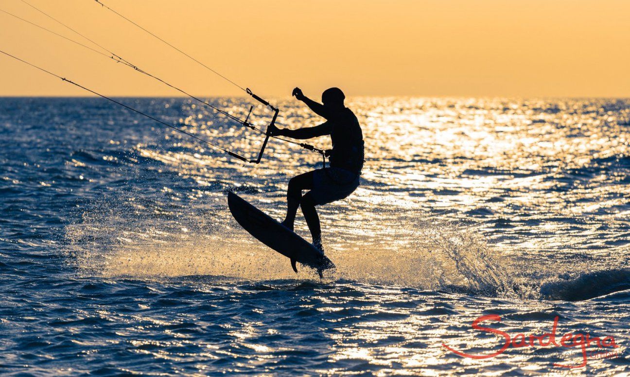 Chia | Kitesurf in the evening sun Sardinia