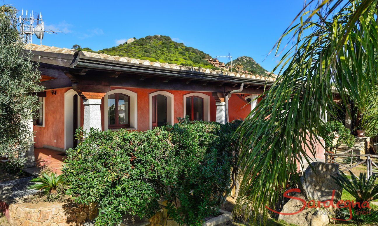 Villa Le Ginestre 1 | Front of the house with garden Front of the house with garden