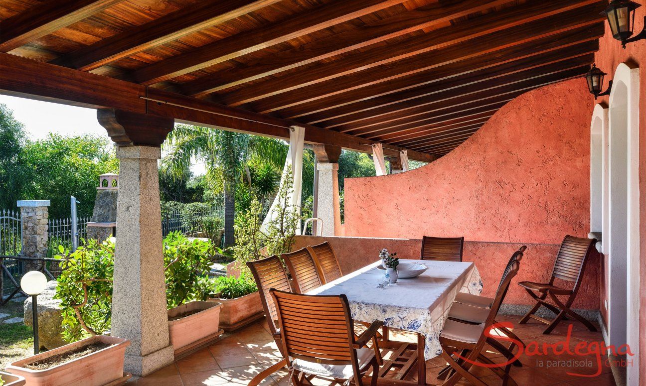 Villa Le Ginestre 2 | Roofed terrace with dining table Roofed terrace with dining table