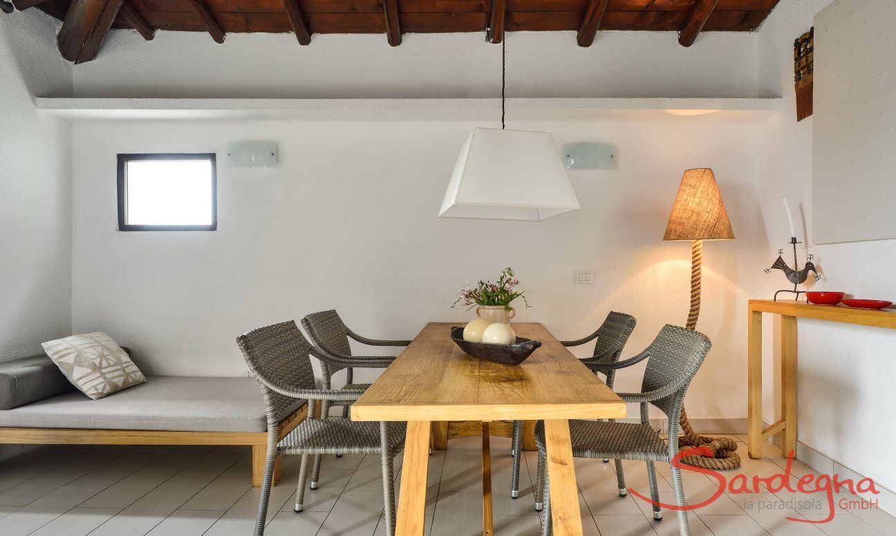 Villetta 3 | Cosy daybed next to the dining table Dining inside
