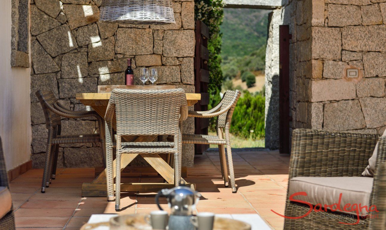 Li Conchi 4 | Terrace with a dining table and lounge area Terrace