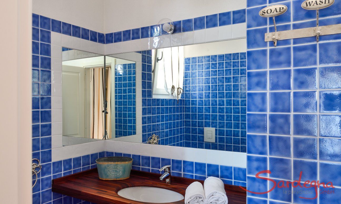 Li Conchi 4 | Bathroom 1 with access from bedroom 1 Bath 1
