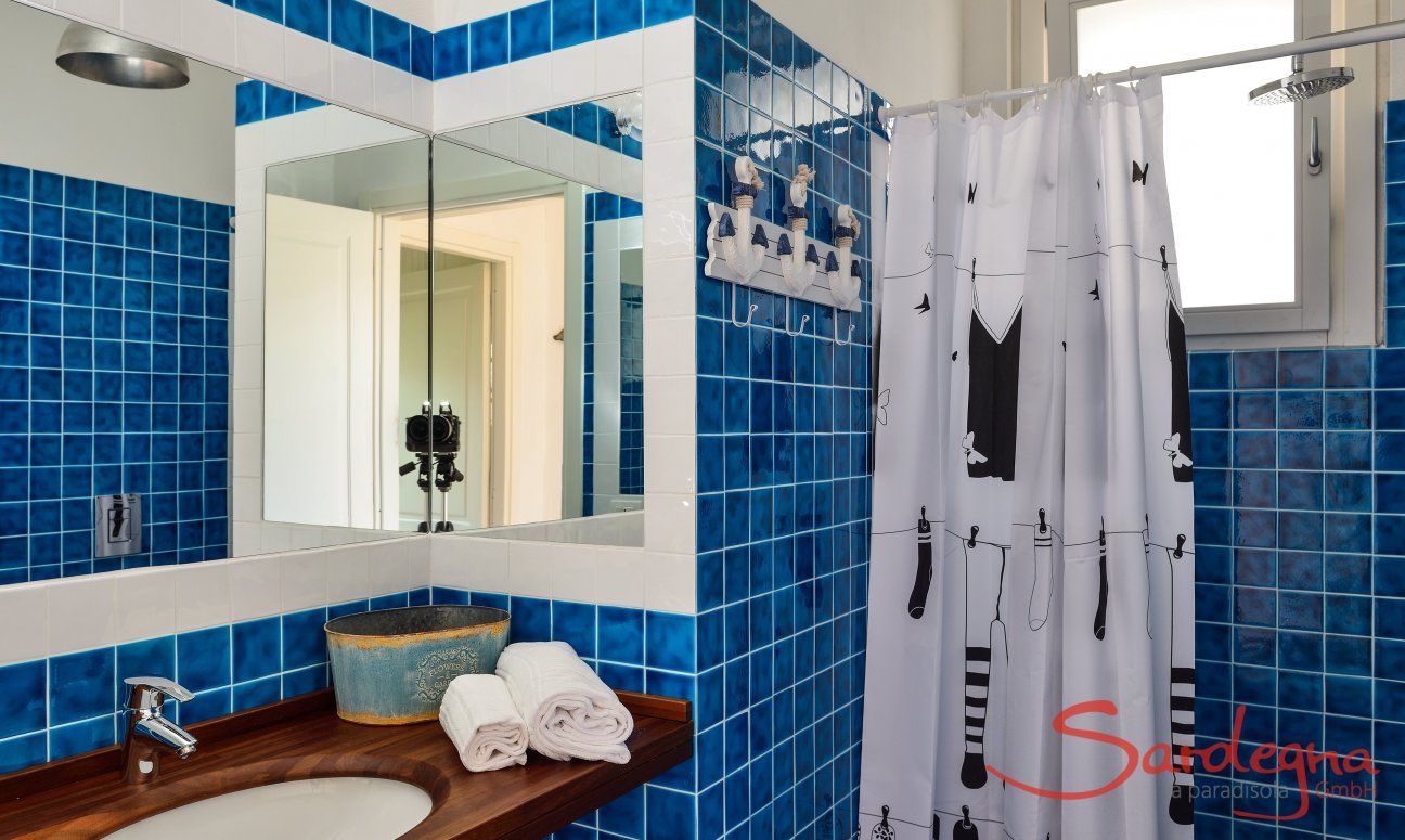 Li Conchi 4 | Bathroom 2 with shower Bath 2