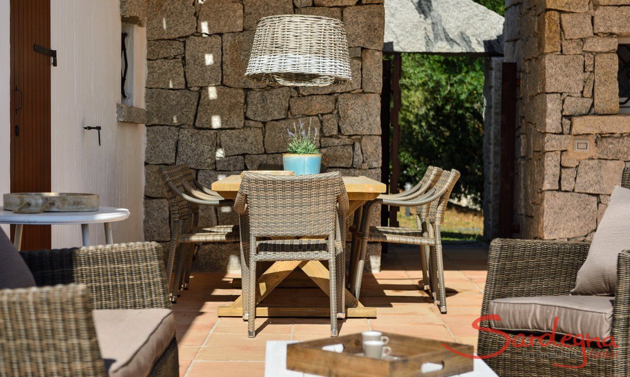 Li Conchi 5 | Well furnished terrace with a dining and lounge area Terrace of Li Conchi 5 furnished with dining table and sofa