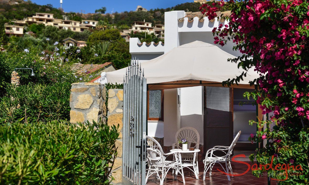 Villa Chiara | Entrance with terrace and coffee table Pavillon with a coffee table