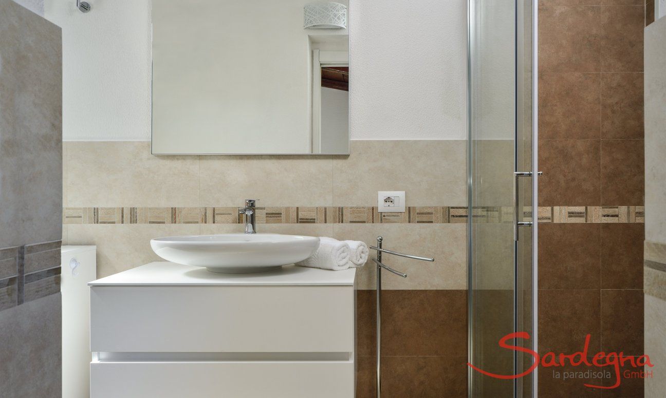 Villa Chiara | Bathroom 1 with a walk-in shower made of glas Bathroom 1 with a walk-in shower made of glas
