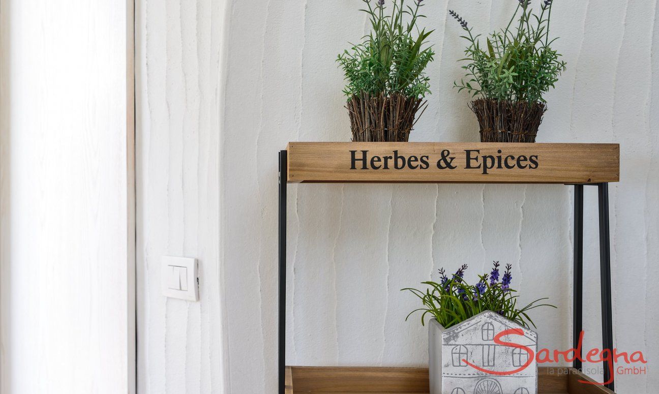 Li Conchi 15 | Kichen shelfs with lavender flowers Details