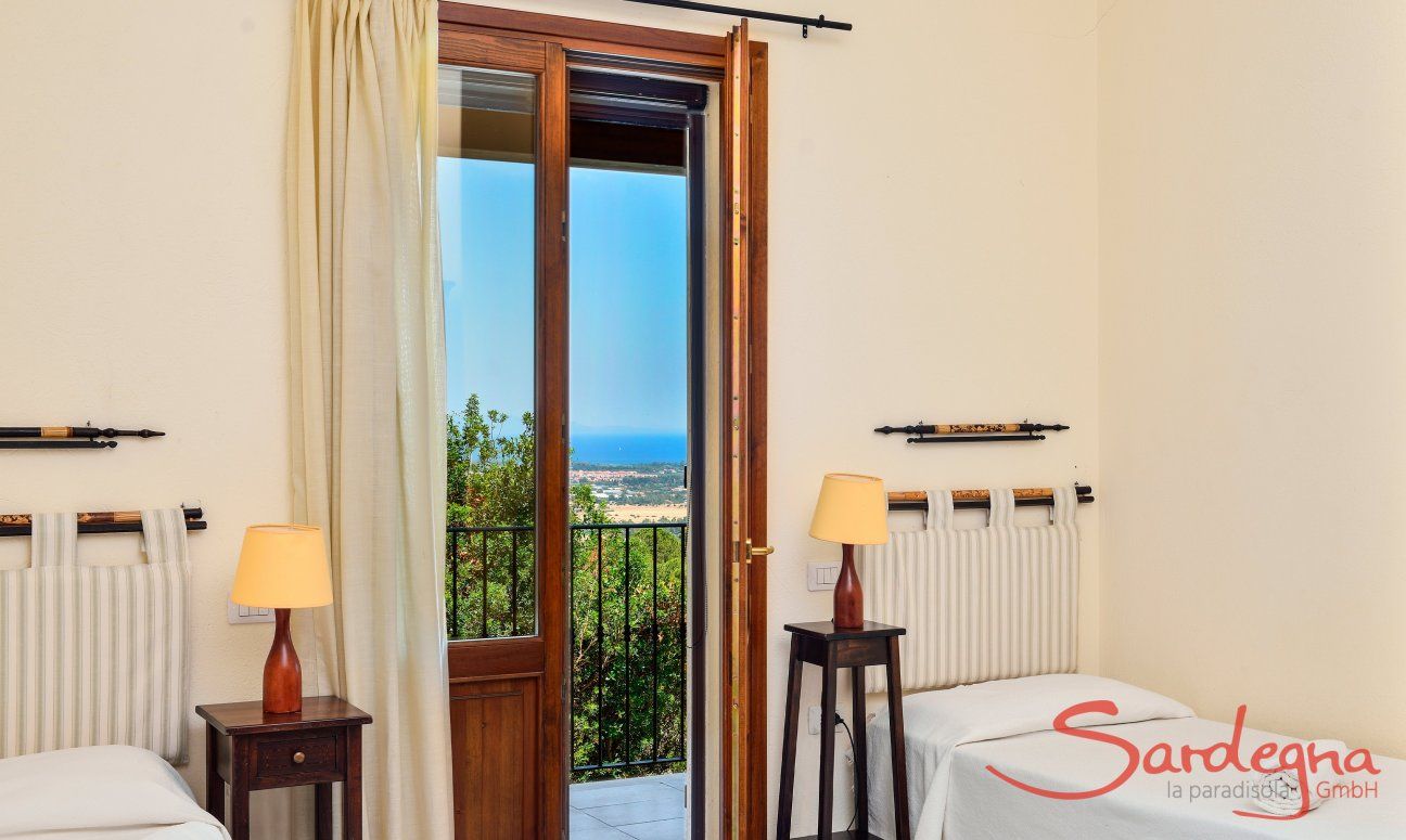 Villa Le Poiane | Bedroom 3 with two single beds and a spectacular sea view Bedroom 3 with two single beds and a spectacular sea view
