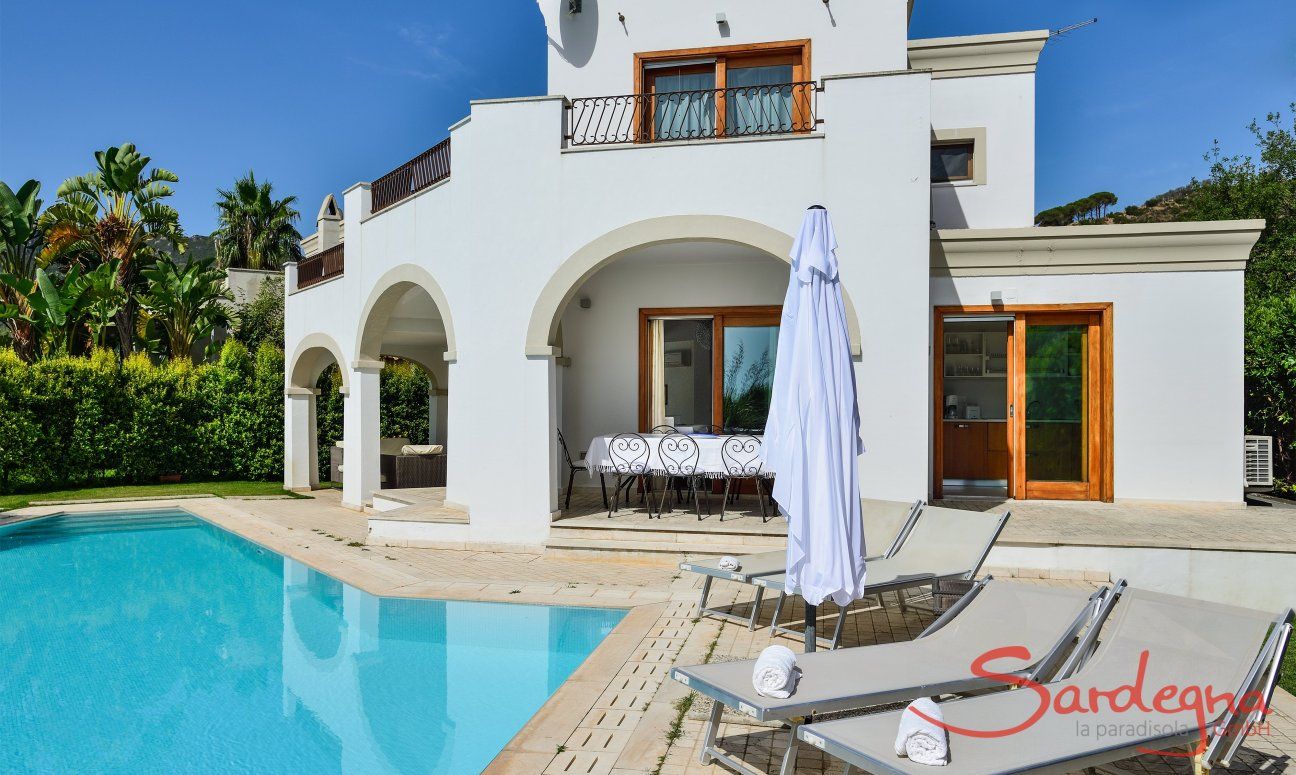 Villa del Campo | Pool with sunbeds Pool with sunbeds