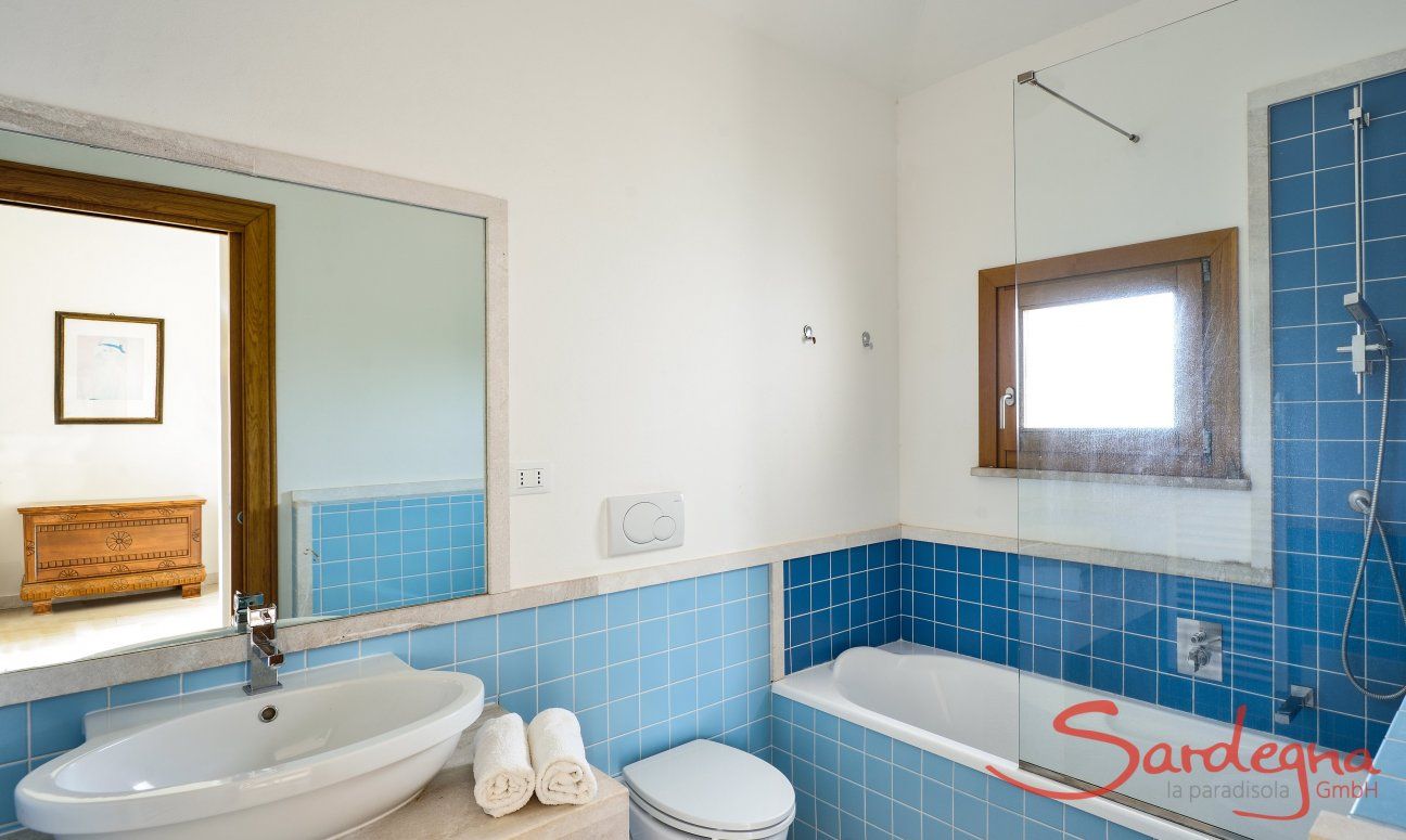 Villa del Campo | Bath 1 on the first floor with bathtube Bathroom first floor with bathtube