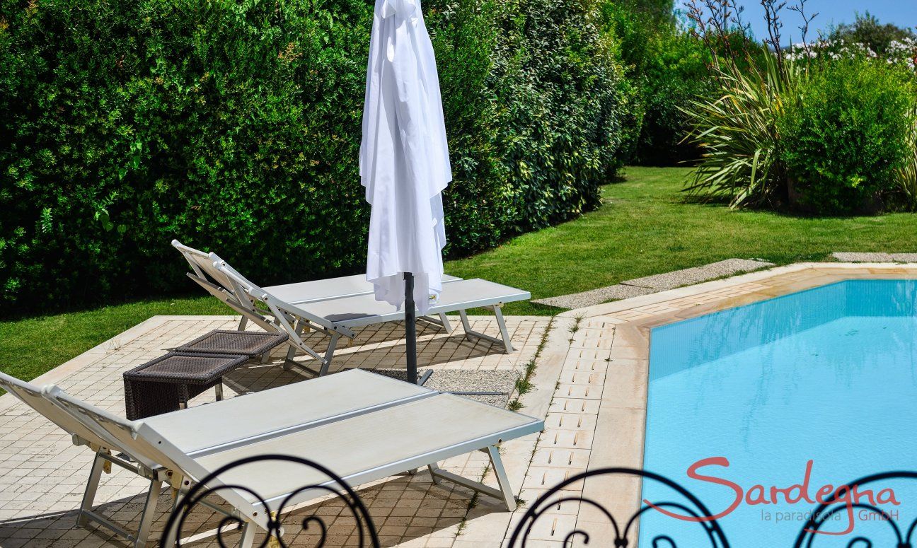 Villa del Campo | Pool and sunbeds in the beautiful garden Pool and sunbeds in the beautiful garden