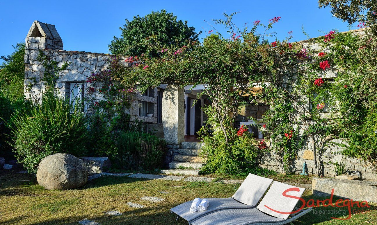 Casa 8 | The garden almost reaches al the way to the beach New Photos