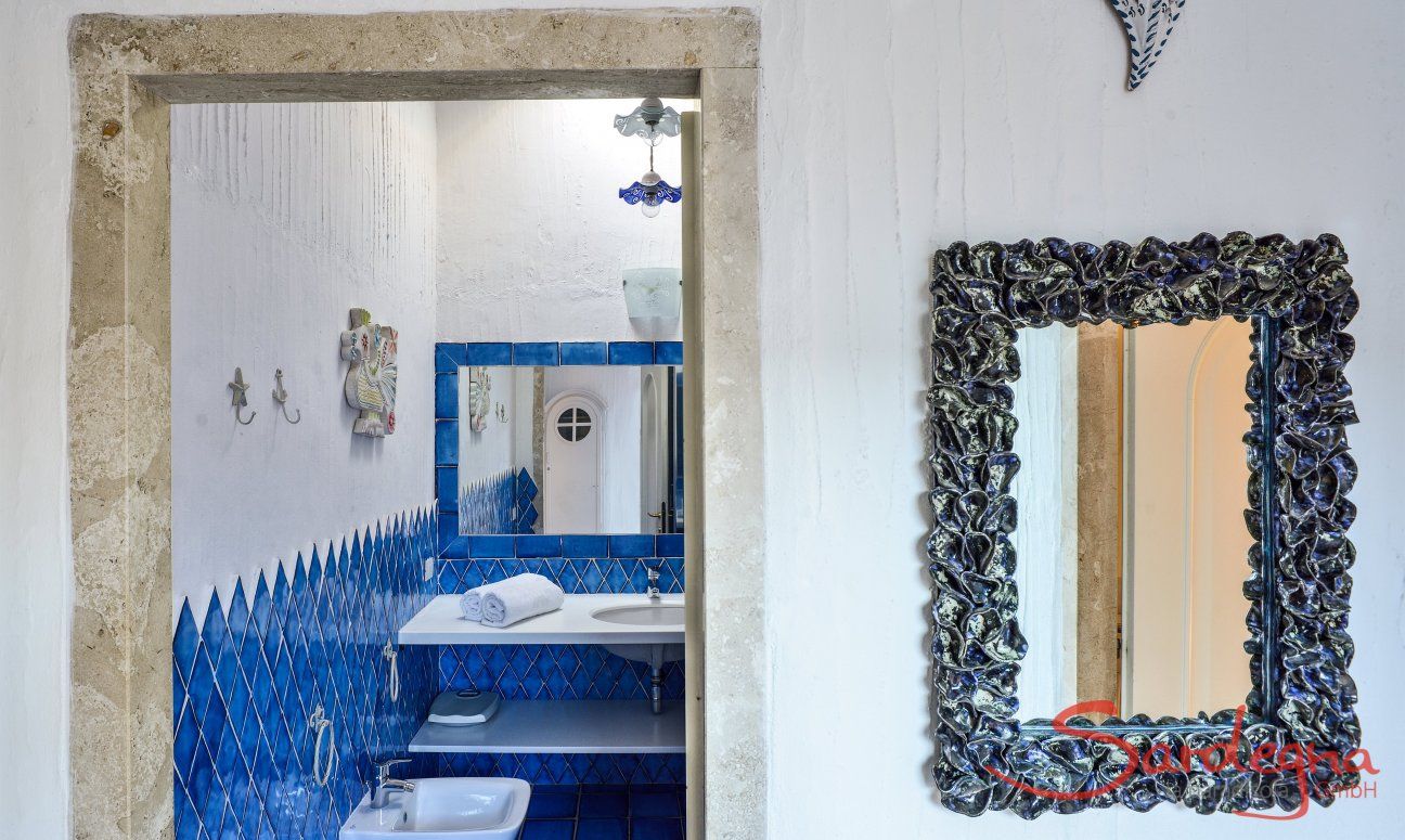 Casa 8 | View into the second bathroom Bathroom