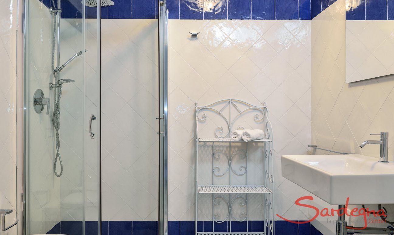 Li Conchi 27 | Bath 3 with shower Bath 3