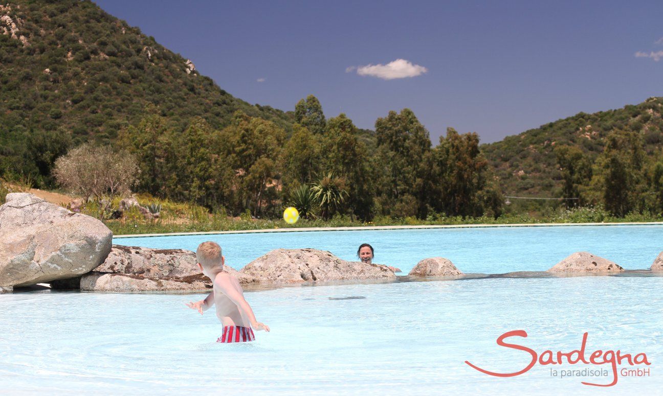 Li Conchi 35 | Big pool with deep and shallow side inmidst green nature Big pool with deep and shallow side inmidst green nature
