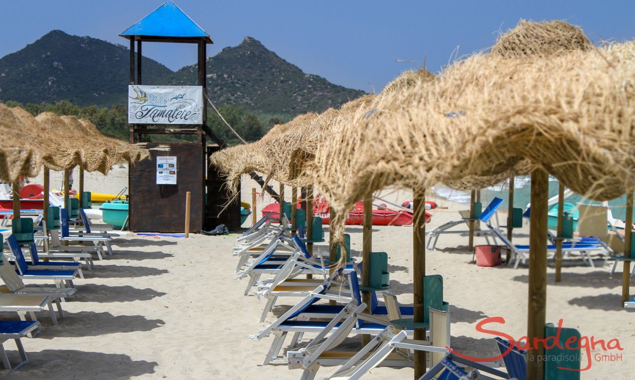 Lifeguard tower of the lido Tamatete on the beach of Cala Sinzias
