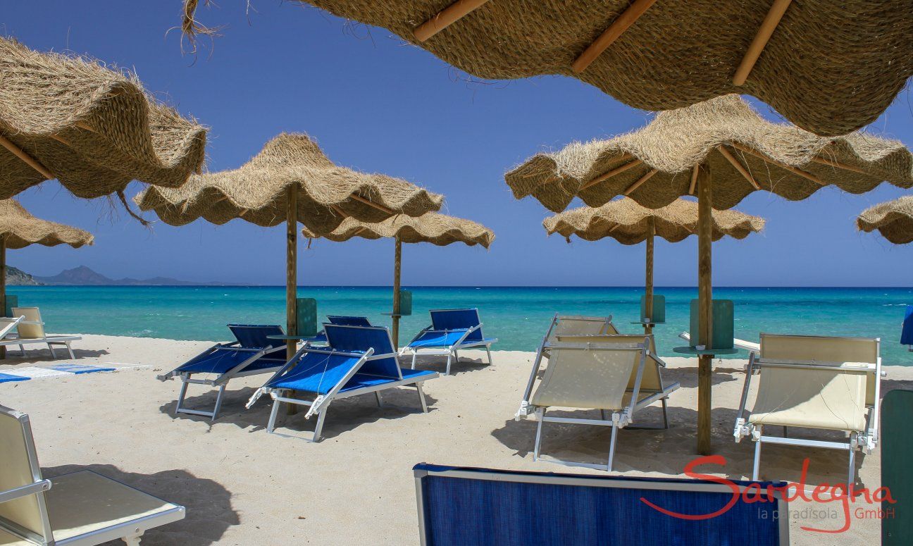 Beach Tamatete with sunbedsa and ombrellas in Cala Sinzias