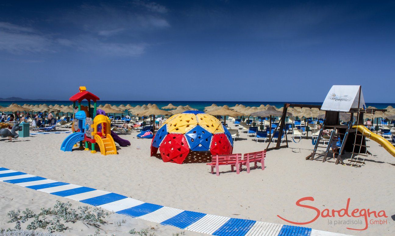 Games for children on the lido Tamatete, only about 1.5 miles from Li Conchi