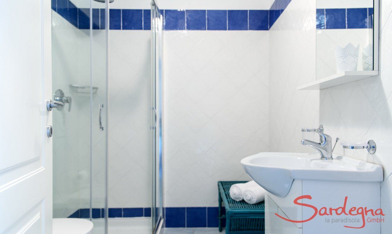 Villa Kika | Bathroom 2 with shower Bathroom 2 with shower