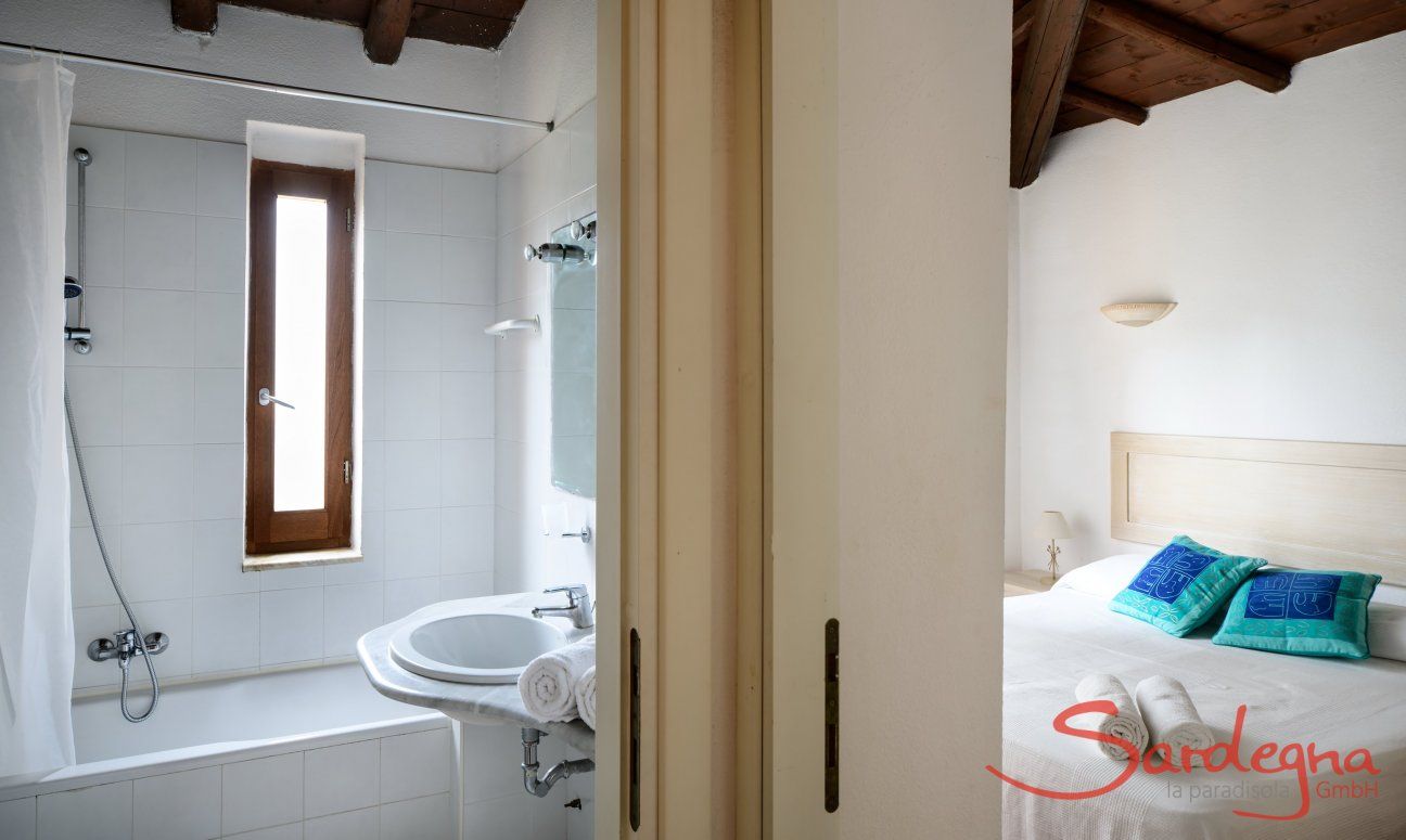 Villa Kika | Bedroom 1 with bathroom with bathtub Bedroom 1 with bathroom with bathtub