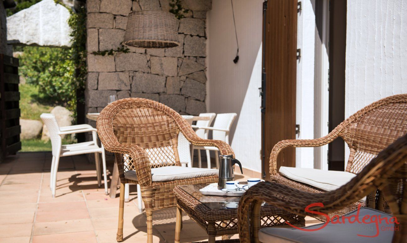 Li Conchi 31 | The courtyard furnished with sofa and dining table becomes an "open air living room" Courtyard