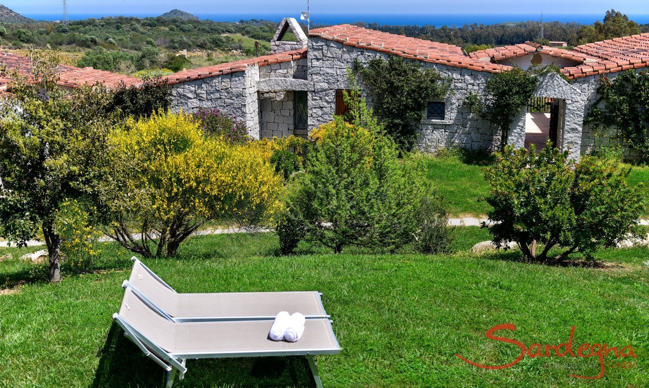 Li Conchi 31 | Garden with sunbeds and sea view Entrance and Sea in the background