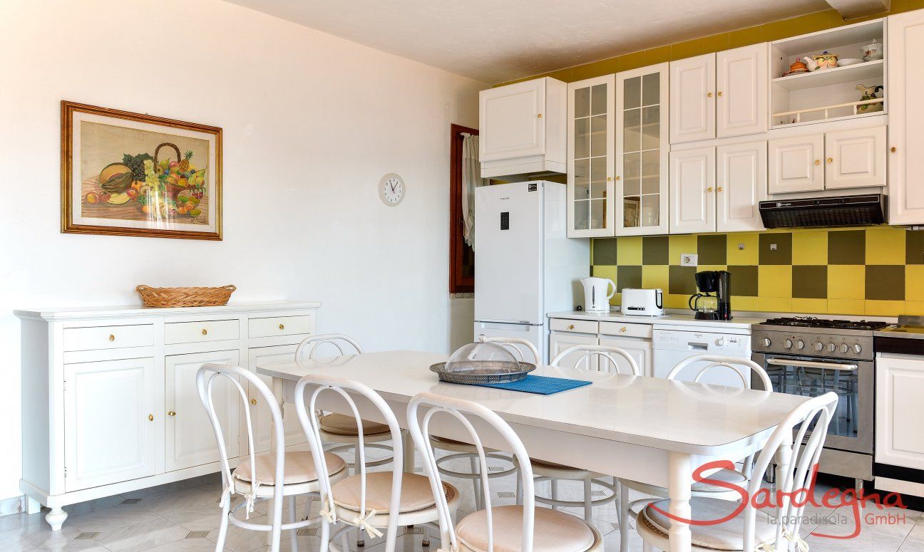 Fully equipped kitchen with dining table 