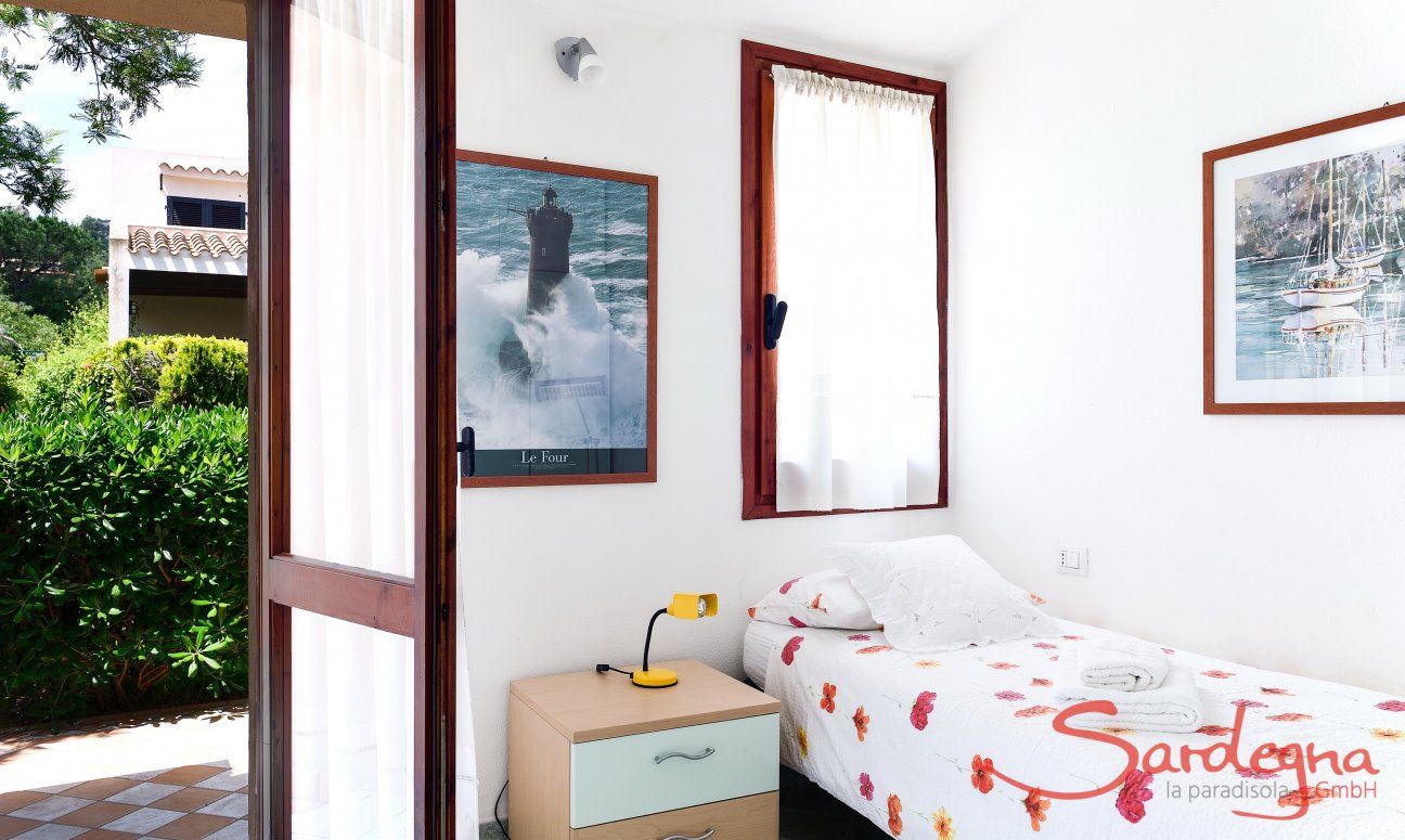 Villa Mare Turagri | Bedroom 2 with single bed and garden access Bedroom 2 with single bed and garden access