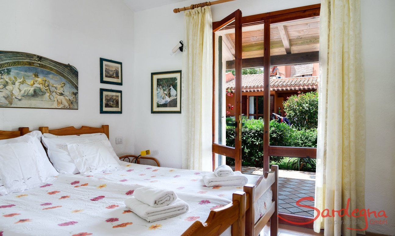 Villa Mare Turagri | Bedroom 1 with garden door and single beds Bedroom 1 with garden door and single beds