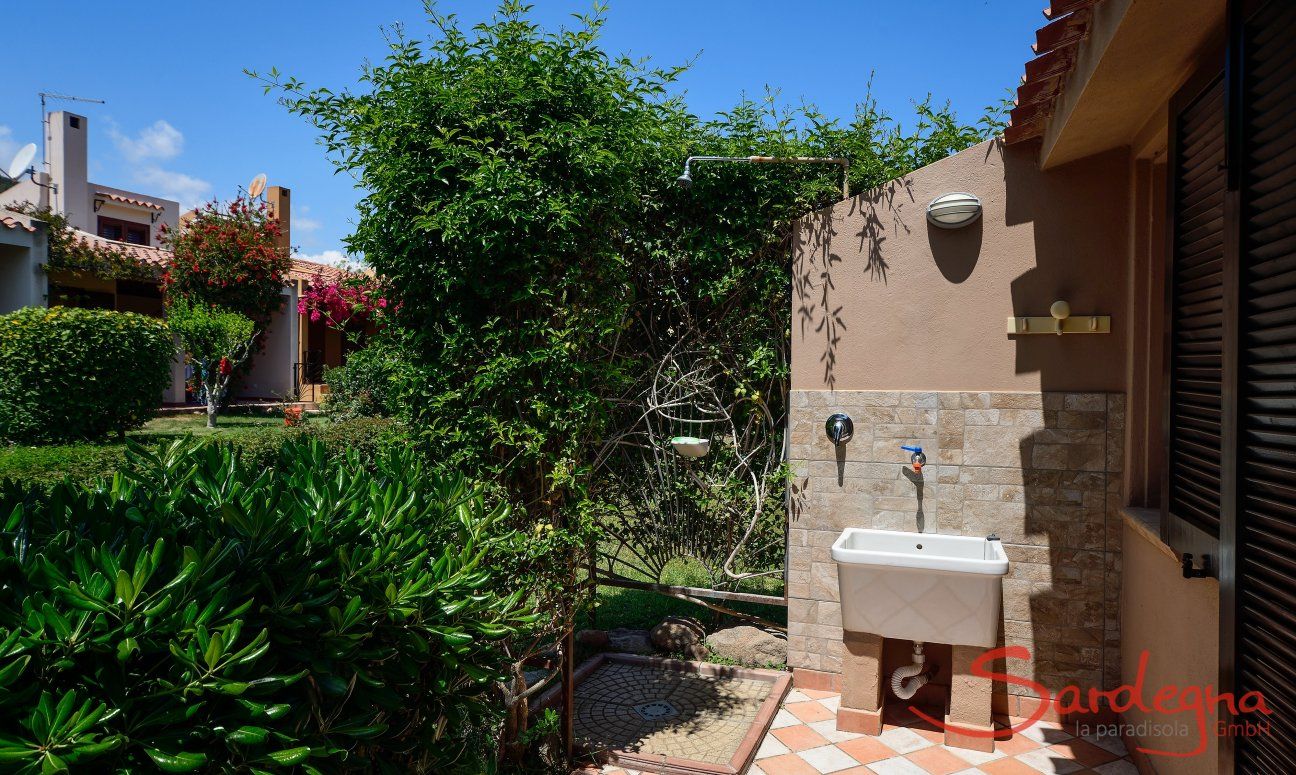 Villa Mare Turagri | Outside shower in the garden Outside shower in the garden