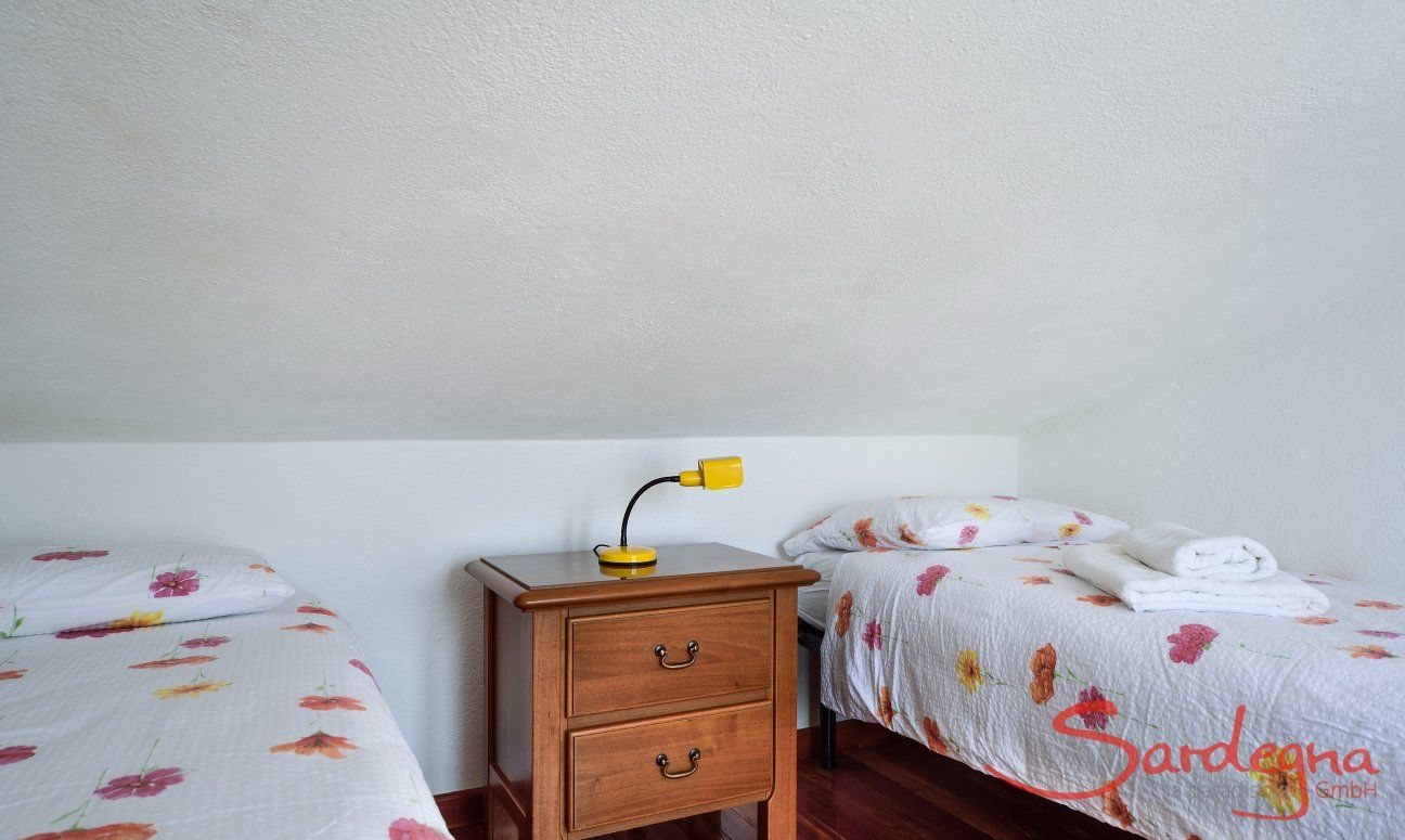 Villa Mare Turagri | Bedroom upstairs with two single beds Bedroom upstairs with two single beds