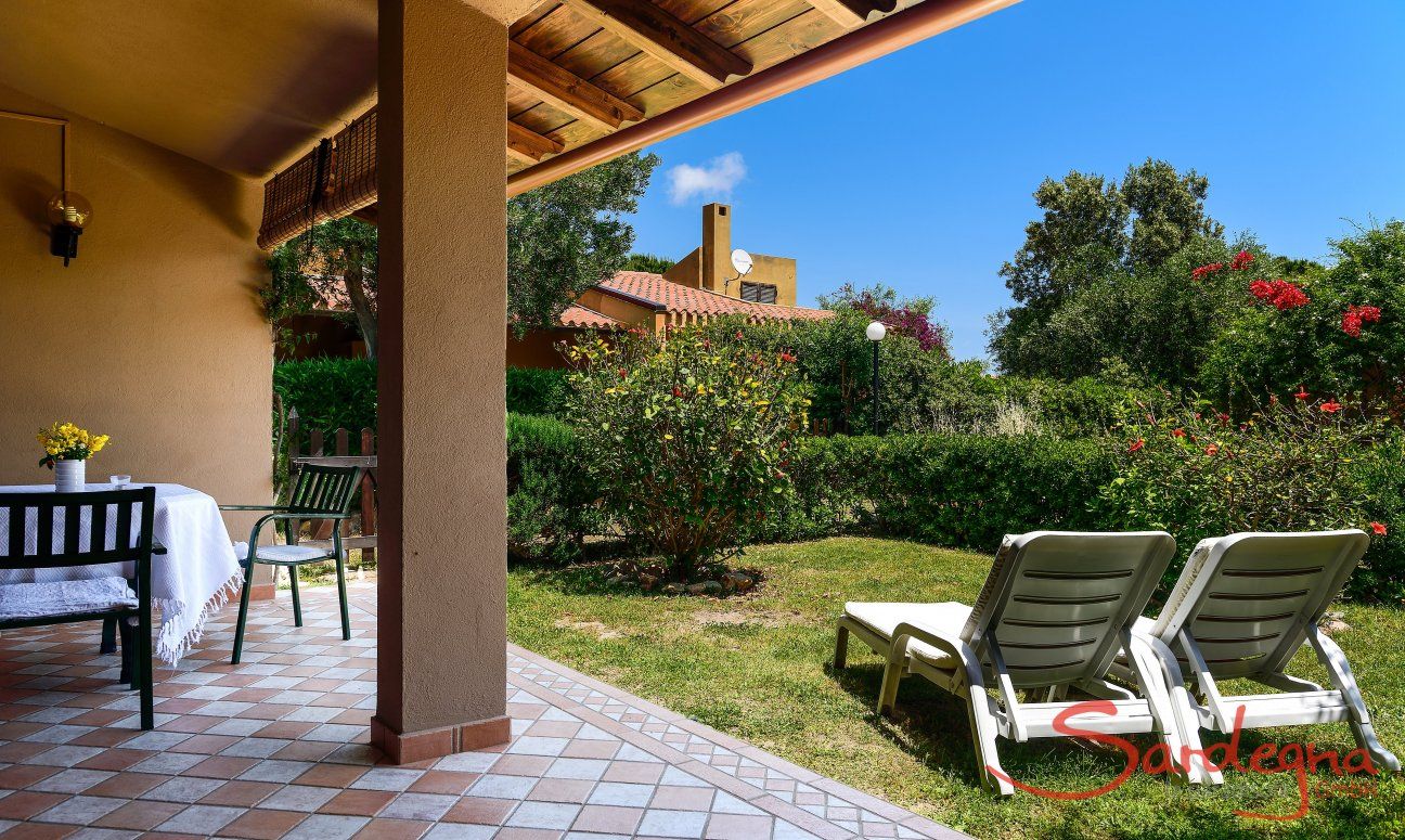 Villa Mare Turagri | Terrace and garden with sunbeds Terrace and garden with sunbeds