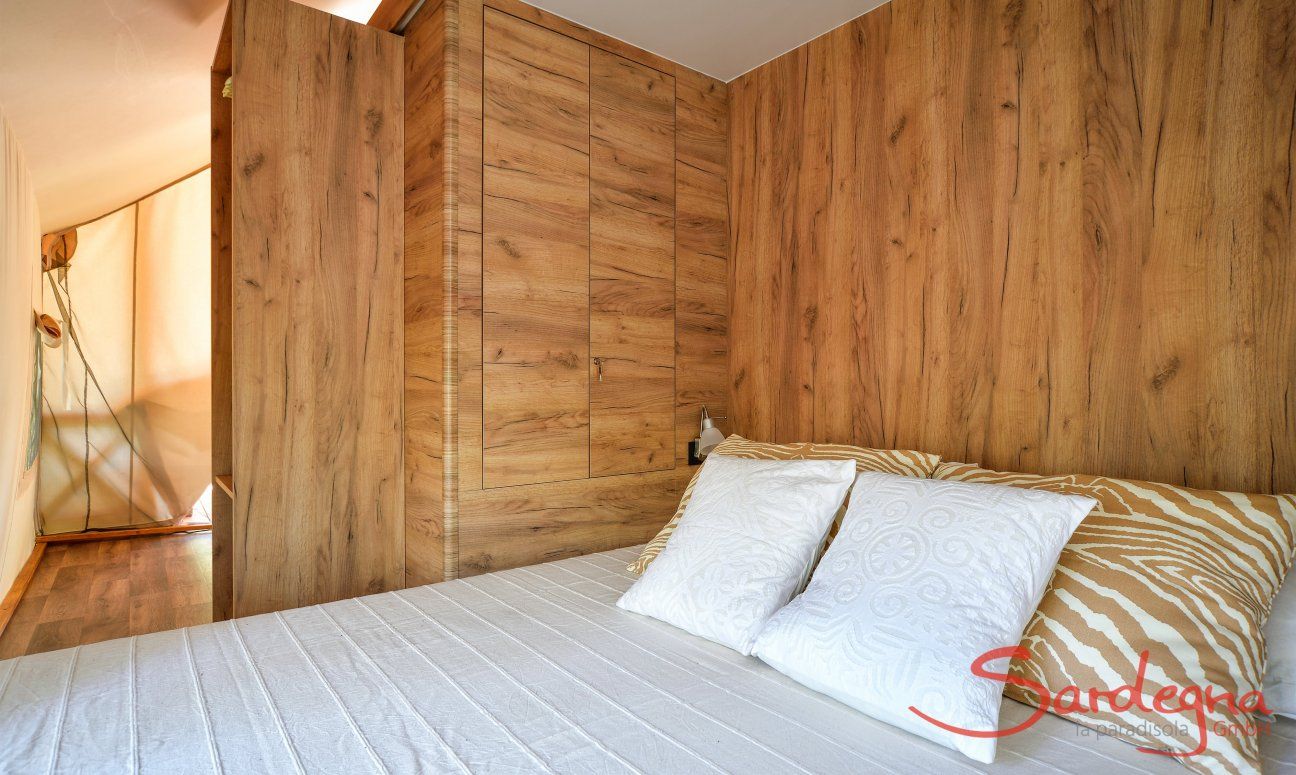 Zelt-Lodge Orri 2 | Beautiful furnished bedroom with double sized bed (Example picture, actual photos will be published in spring) Beautiful furnished bedroom with double sized bed