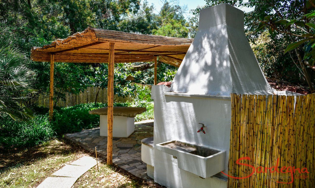 Zelt-Lodge Orri 2 | Barbecue area with partial roofing in bamboo (Example picture, actual photos will be published in spring) Barbecue area with partial roofing