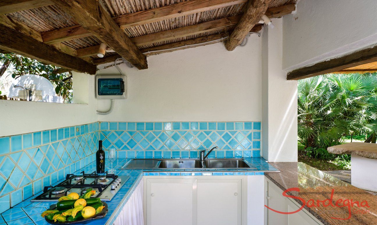 Zelt-Lodge Orri 2 | Outdoor kitchen with kitchen sink and gas stove (Example picture, actual photos will be published in spring) Outdoor kitchen with kitchen sink and