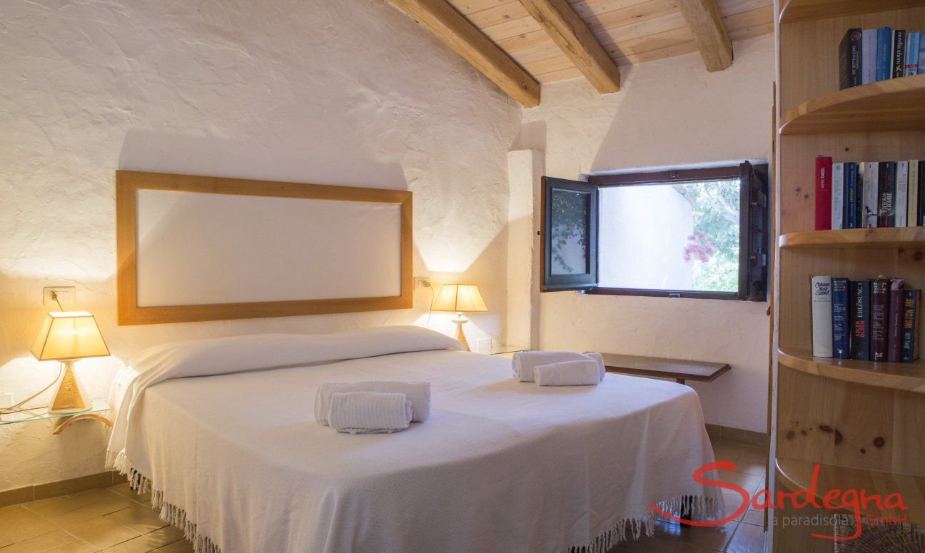 Bedroom with double bed Villa Fiori 2, Monte Is Molas