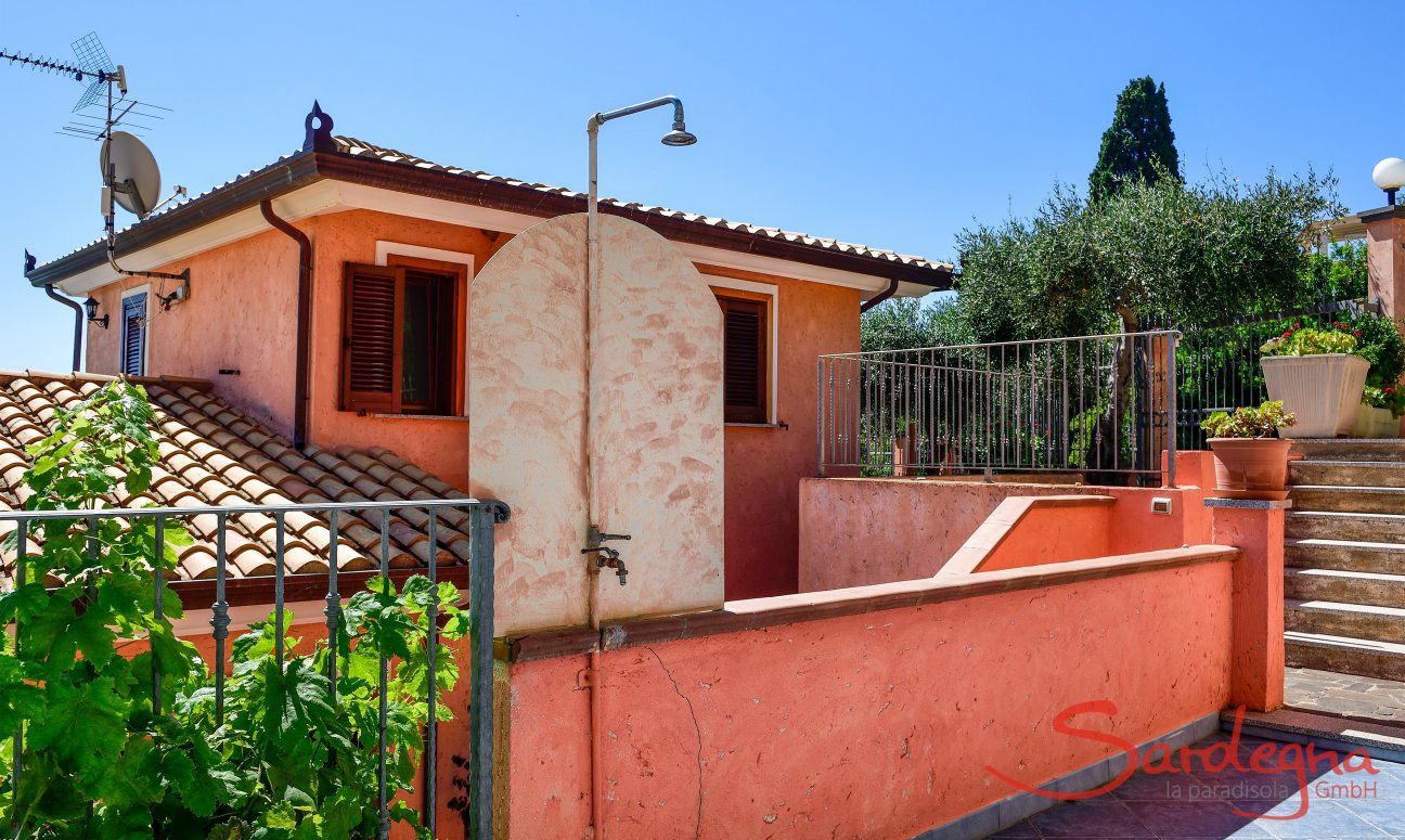 Apartment Castededdu 4 | Outdoor shower on the terrace Outdoor shower on the terrace