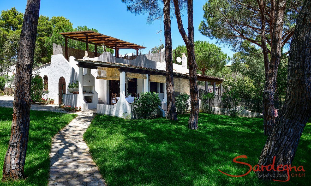 Villa Liliana | Groomed garden of the villa View of the house