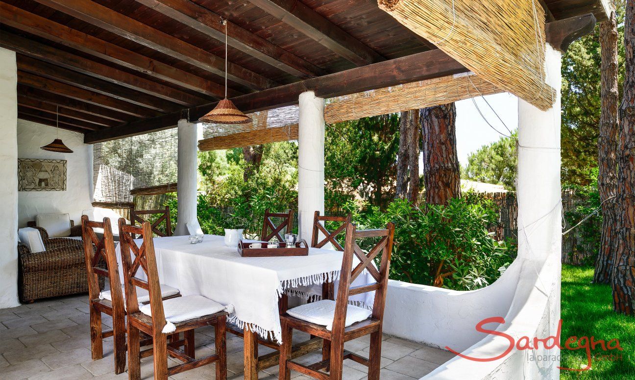 Villa Liliana | Dining area outside with roof Dining area outside with roof