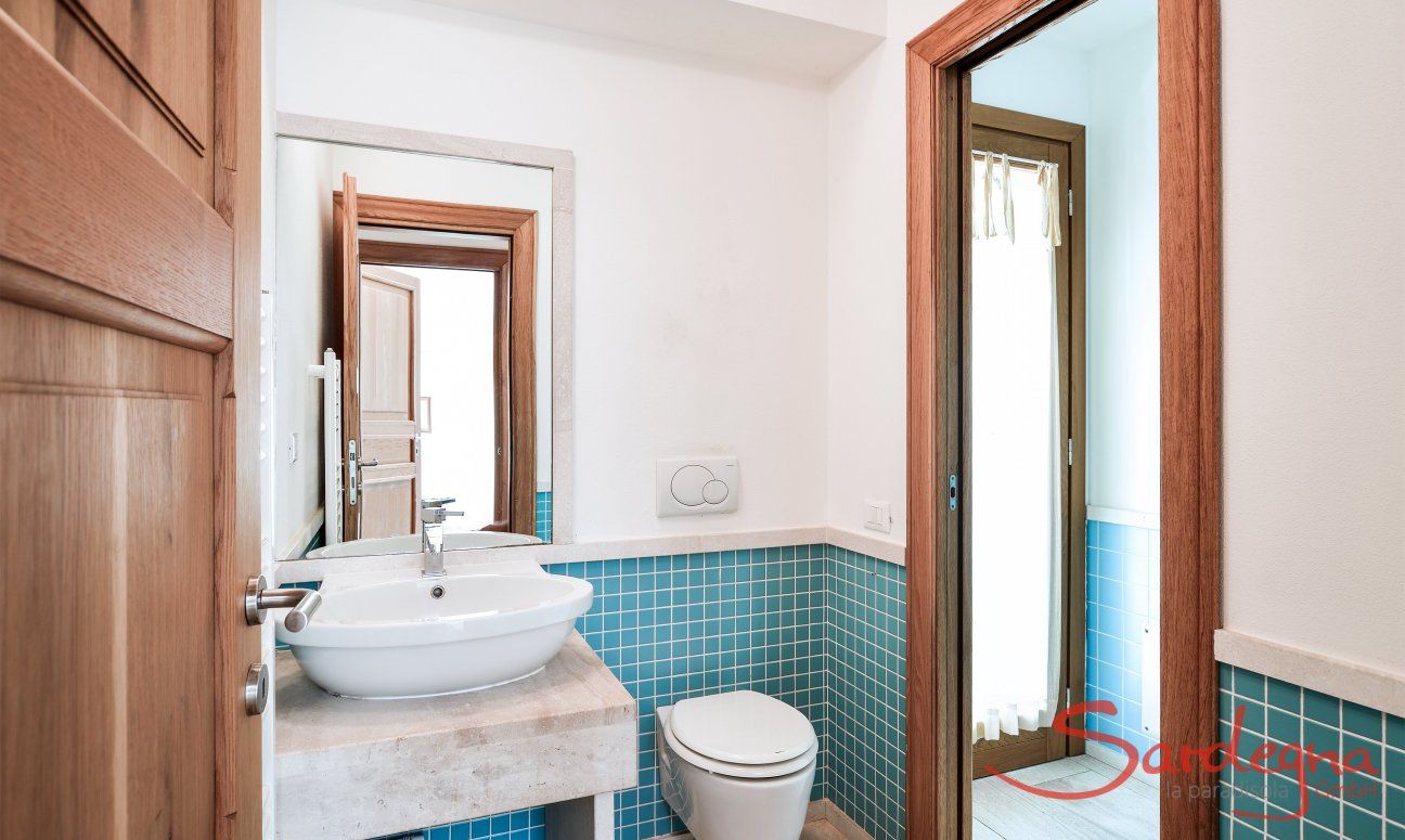 Villa del Campo | Bathroom ground floor with shower and door to the terrace Bathroom ground floor
