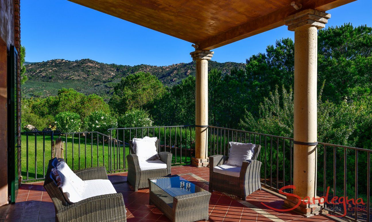 Terrace west wing with lounge furniture and a view towards the garden 