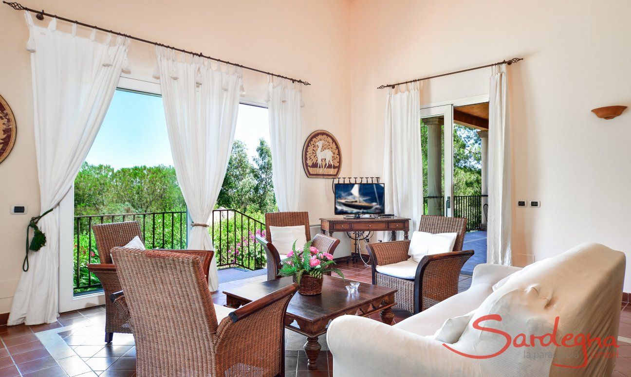 Living room with a sofa corner and a stunning view over the garden 