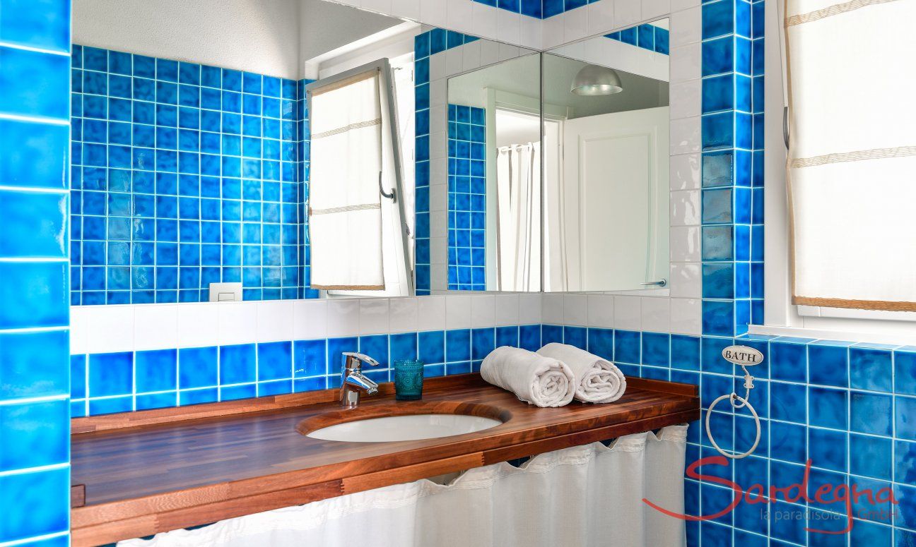 Li Conchi 35 | Ensuite bath of bedroom 1 Bath