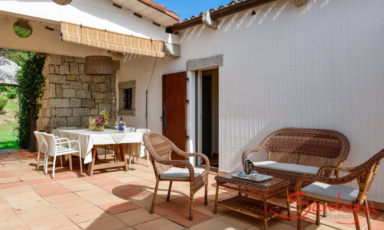 Li Conchi 35 | The terrace furnished with sofa and dining table becomes an "open air living room" Courtyard