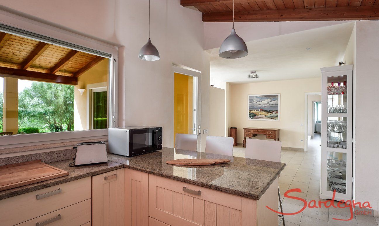 Villa Caroline | Kitchen with breakbast bar and granite surface Kitchen with breakbast bar and granite surface