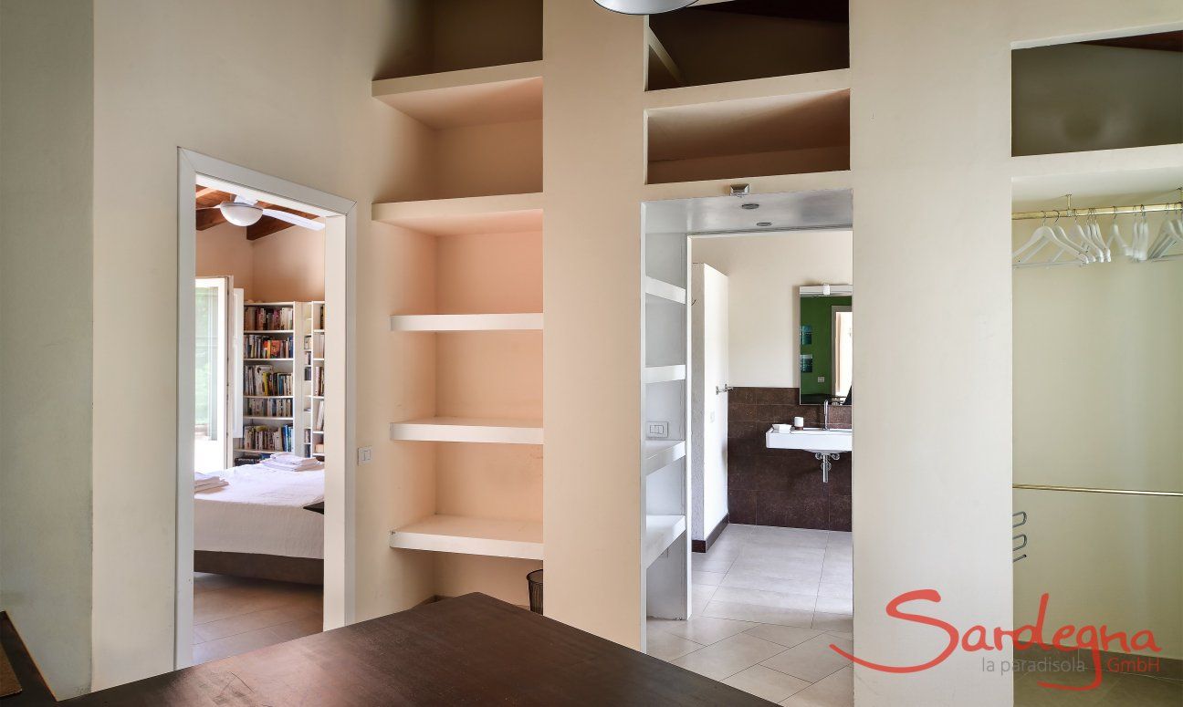 Villa Caroline | Floor and view towards bedroom 1 and bathroom 1 Floor and view towards bedroom 1 and bathroom 1
