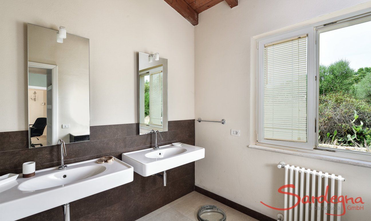 Bathroom with two sinks 