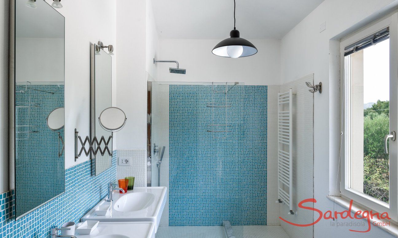 Villa Caroline | Bathroom 2 with walk-in shower and two sinks Bathroom 2 with walk-in shower and two sinks