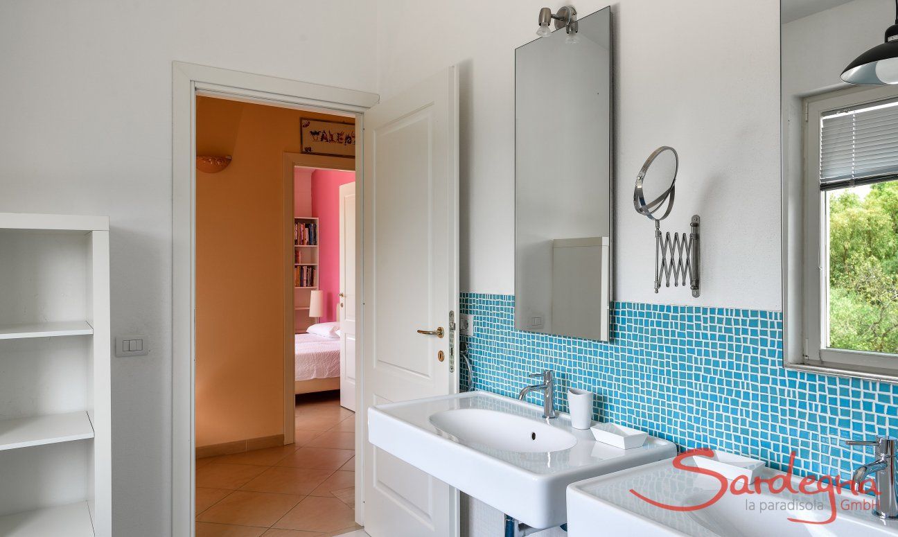 Villa Caroline | Bathroom 2 with a view towards the hallway Bathroom 2 with a view towards the hallway